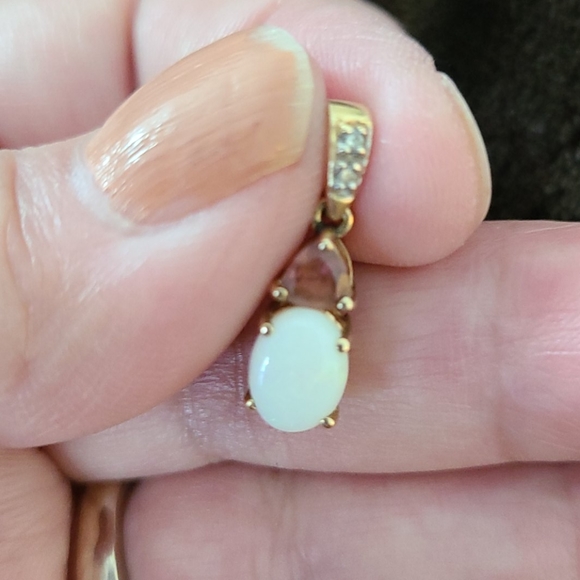 Beautiful Gold and Genuine Opal Pendant - Picture 3 of 8